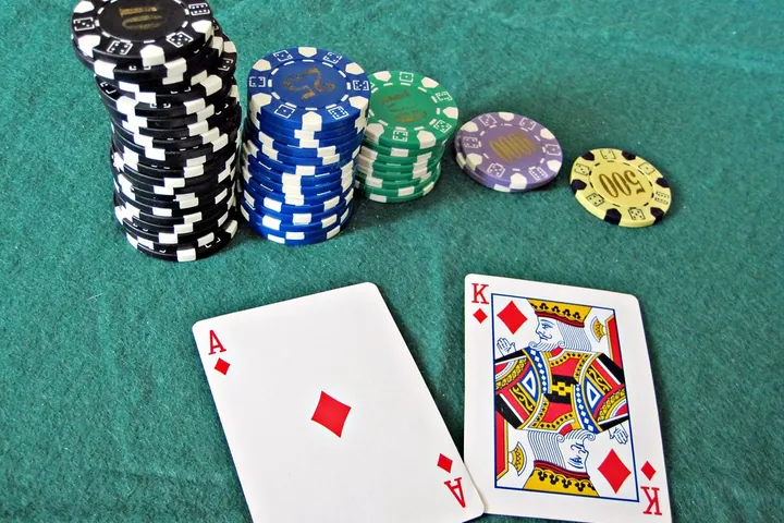 Ässä ja kuningas blackjack-pöydällä