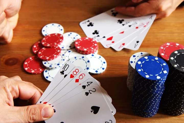 Pokerikäsi ja pelimerkit